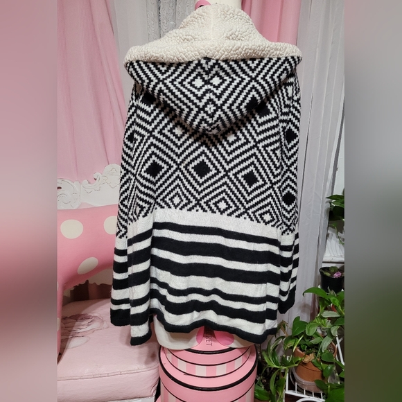 Cozy Black and White Vintage Knit Open Front Long Sleeve Cardigan - Picture 7 of 14